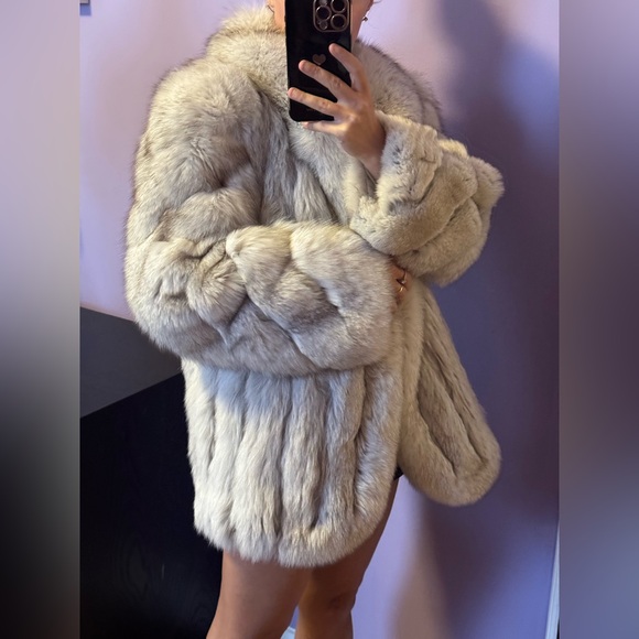 SOLD!!!!!Genuine Saga blue Fox fur Luxurious Fur Coat - Picture 4 of 16